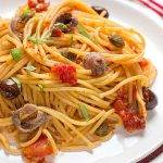 Delicioso y auténtico spaghetti con anchoas y aceitunas negras