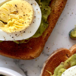 Deliciosa Receta de Tostada de Aguacate y Huevo Duro